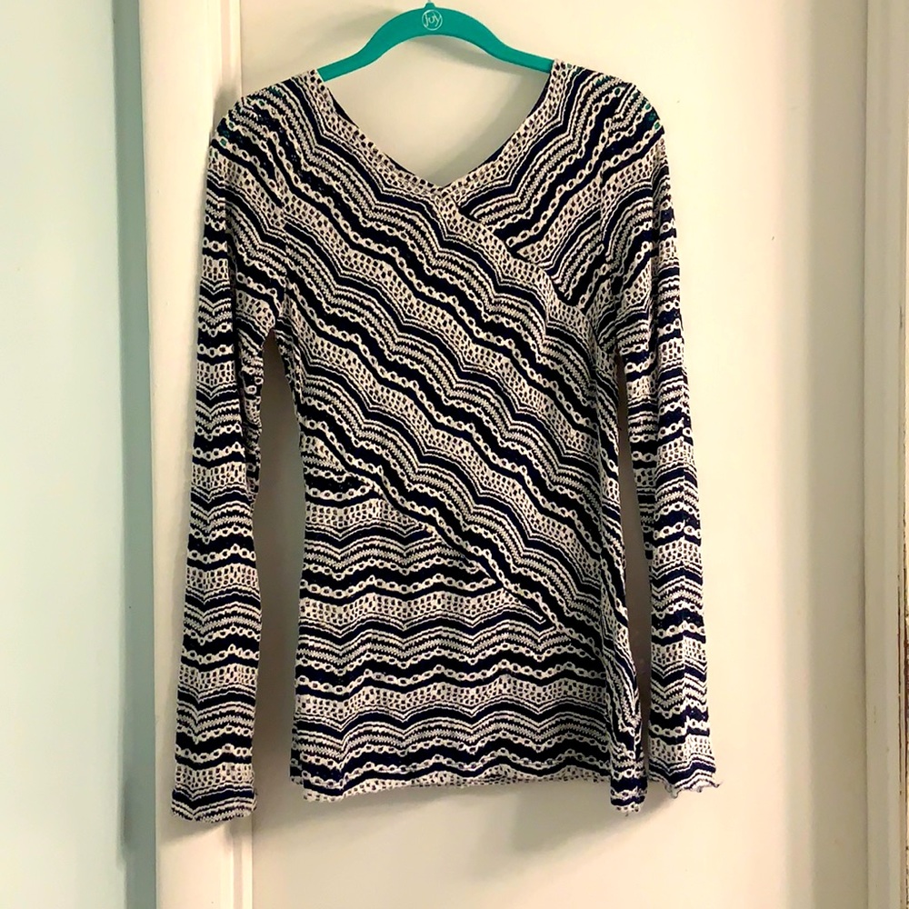 BCBGMAXAZRIA Sheer Knit Navy White Blouse V-Neck Size Small